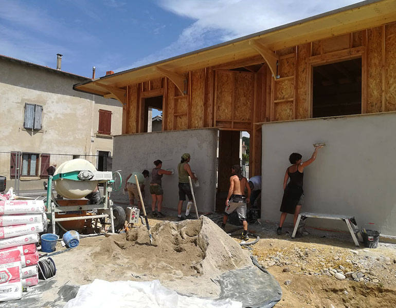 Chantier participatif de la halle : un groupe de personnes travaillent sur le chantier