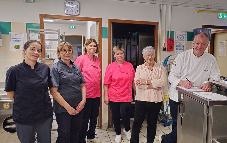 Patrick Henriroux, chef étoilé et l'équipe des cuisinières