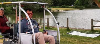 vélo à assistance électrique avec un passager et un conducteur