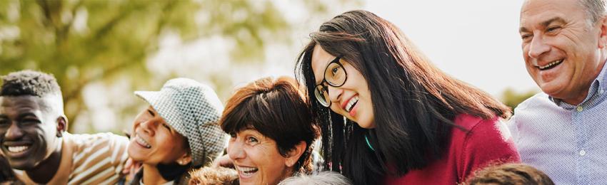 Groupe de personnes diversifié et solidaire 