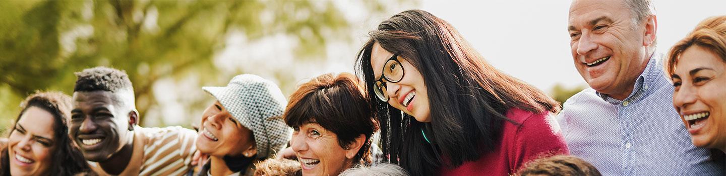 Groupe de personnes diversifié et solidaire 