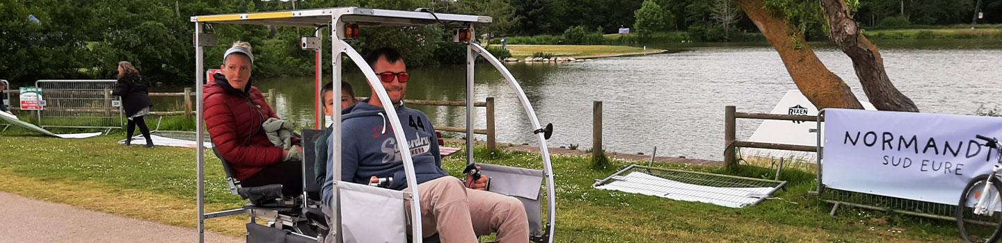 vélo à assistance électrique avec un passager et un conducteur